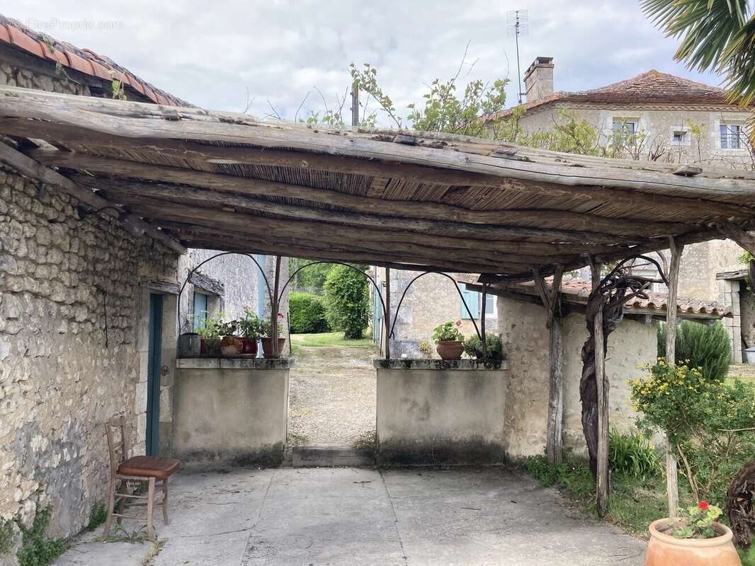 Maison avec 4 chambres, dépéndances et piscine - photo 31