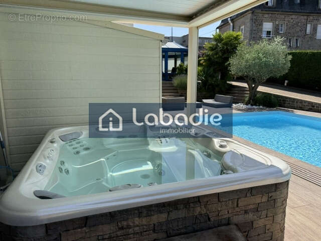 Rare à la vente, magnifique ensemble immobilier avec une maison d'habitation, piscine, jacuzzi, spa, dépendanc - photo 2