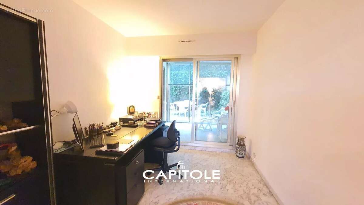Antibes, à 5 mn à pied du centre, 4P rdj avec vue dégagée mer, résidence avec piscine et tennis, cave et garage. - photo 9