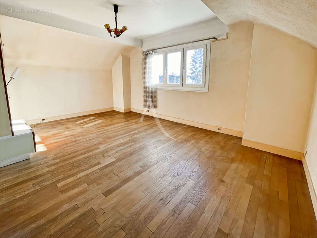 Maison à SAINTE-GENEVIEVE-DES-BOIS