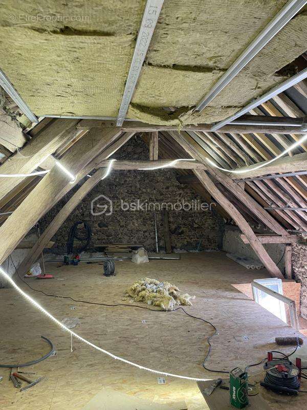 Très beau corps de ferme avec ses dépendances, le tout dans un secteur isolé ! - photo 7