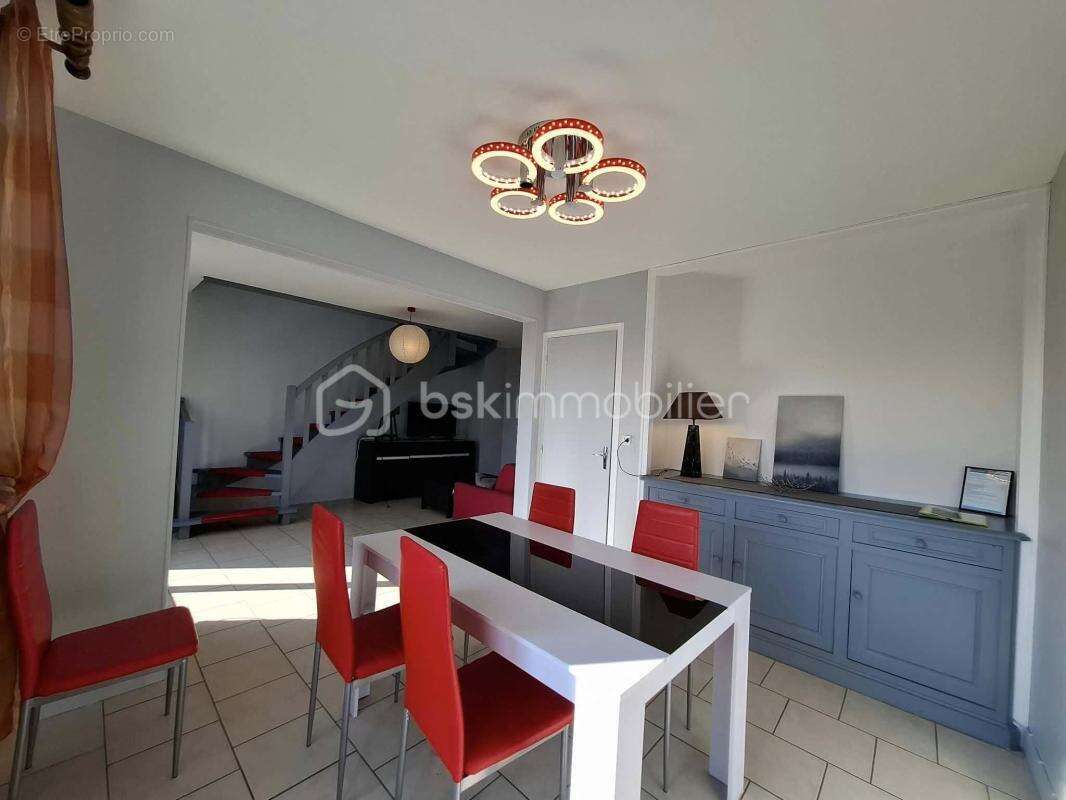 Appartement à MAGNY-LE-DESERT