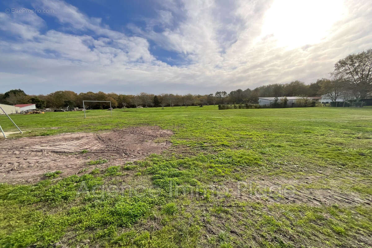 Terrain à GRAYAN-ET-L&#039;HOPITAL