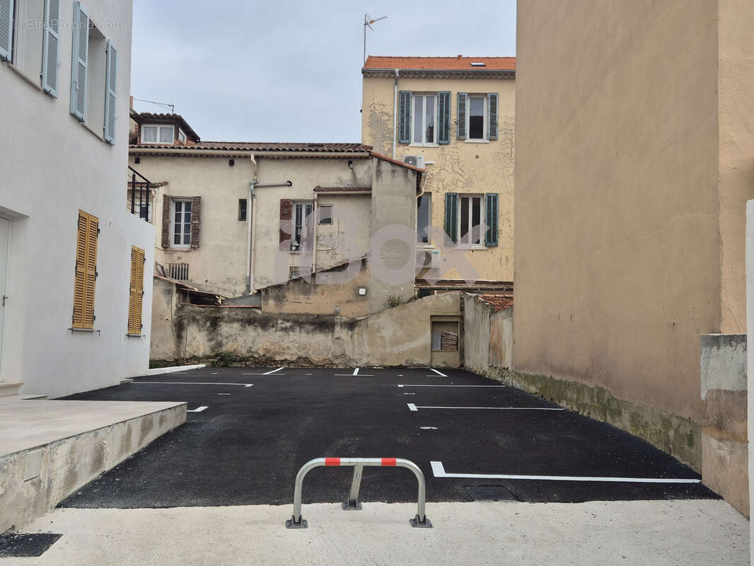 TOULON St Roch -  Appartement T1  au 1er étage d'environ 22m2 avec terrasse 23m2 et place de parking privée - photo 6