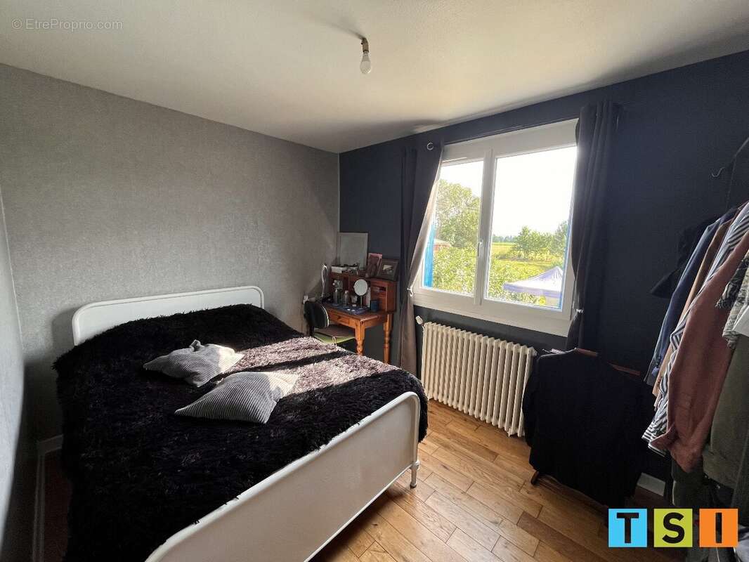 Maison rénovée 151 m²  4 chambres  Terrain 2120 m²  Piscine  Triple garage - photo 11