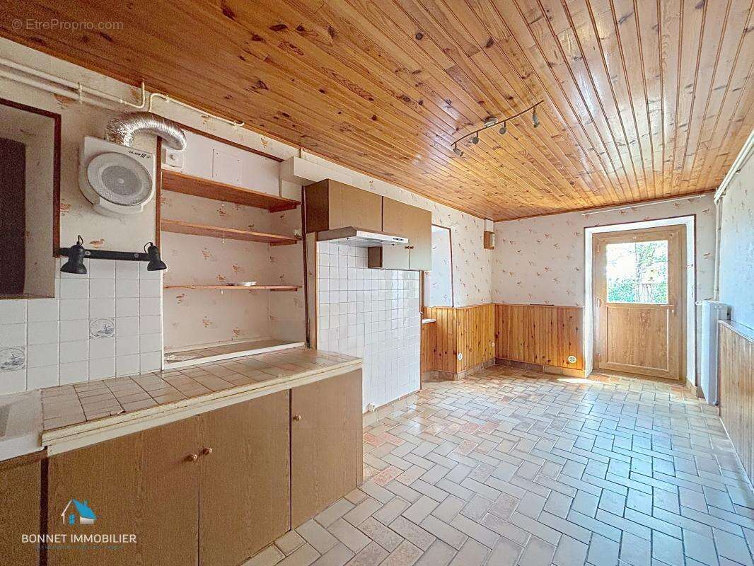 Maison de caractère avec dépendances et fort potentiel - photo 6