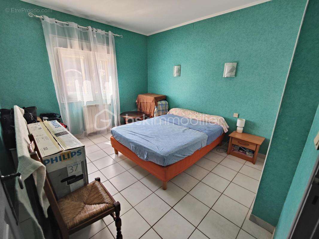 Nevian – maison de plain-pied de 130m² habitable – 4 chambres – salon avec toit cathédrale – séjour très lumineux avec cheminée  - photo 15