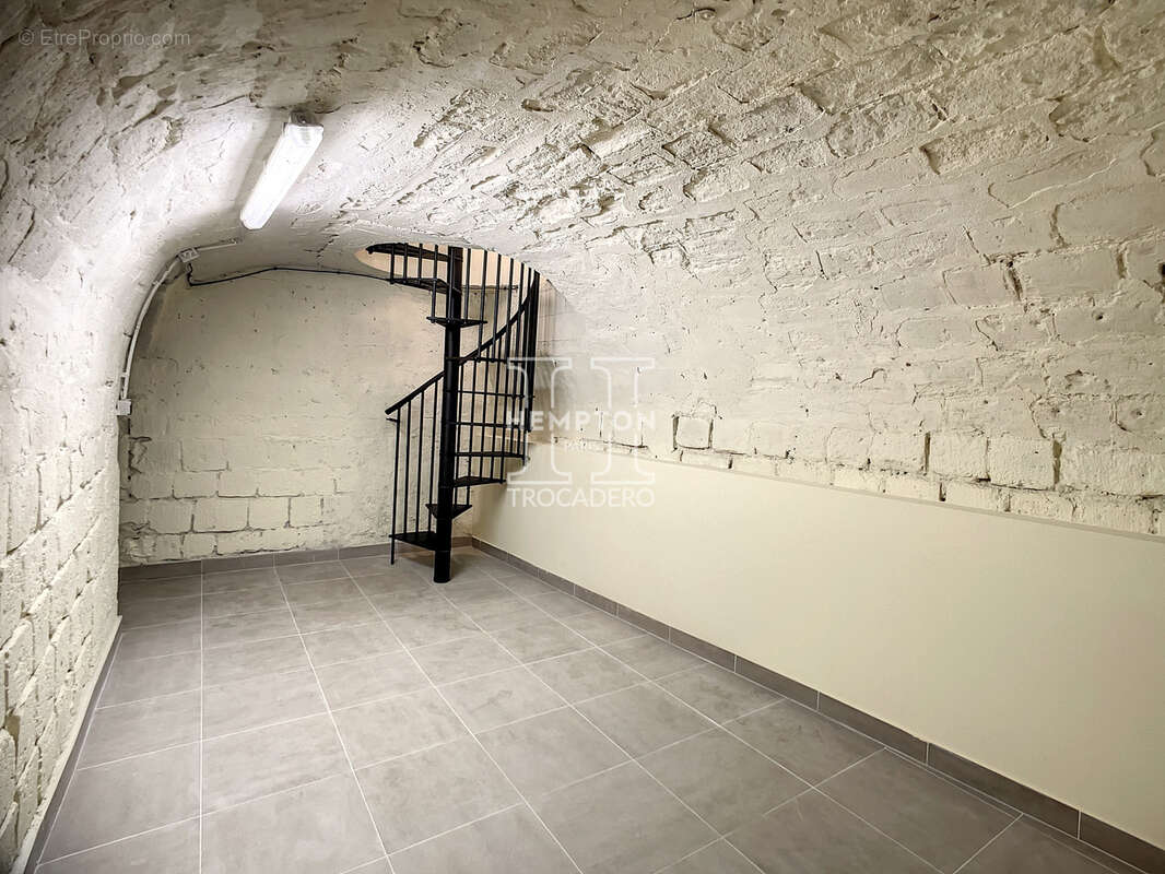 Commerce à PARIS-8E