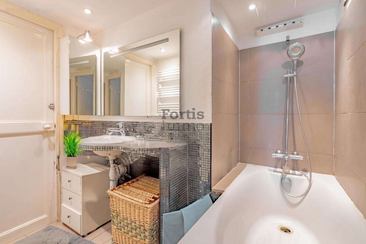 Appartement à PARIS-1E