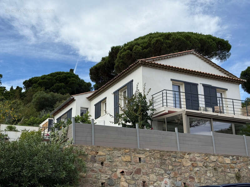 Villa rénovée vue mer à vendre LES ISSAMBRES (83) - photo 7