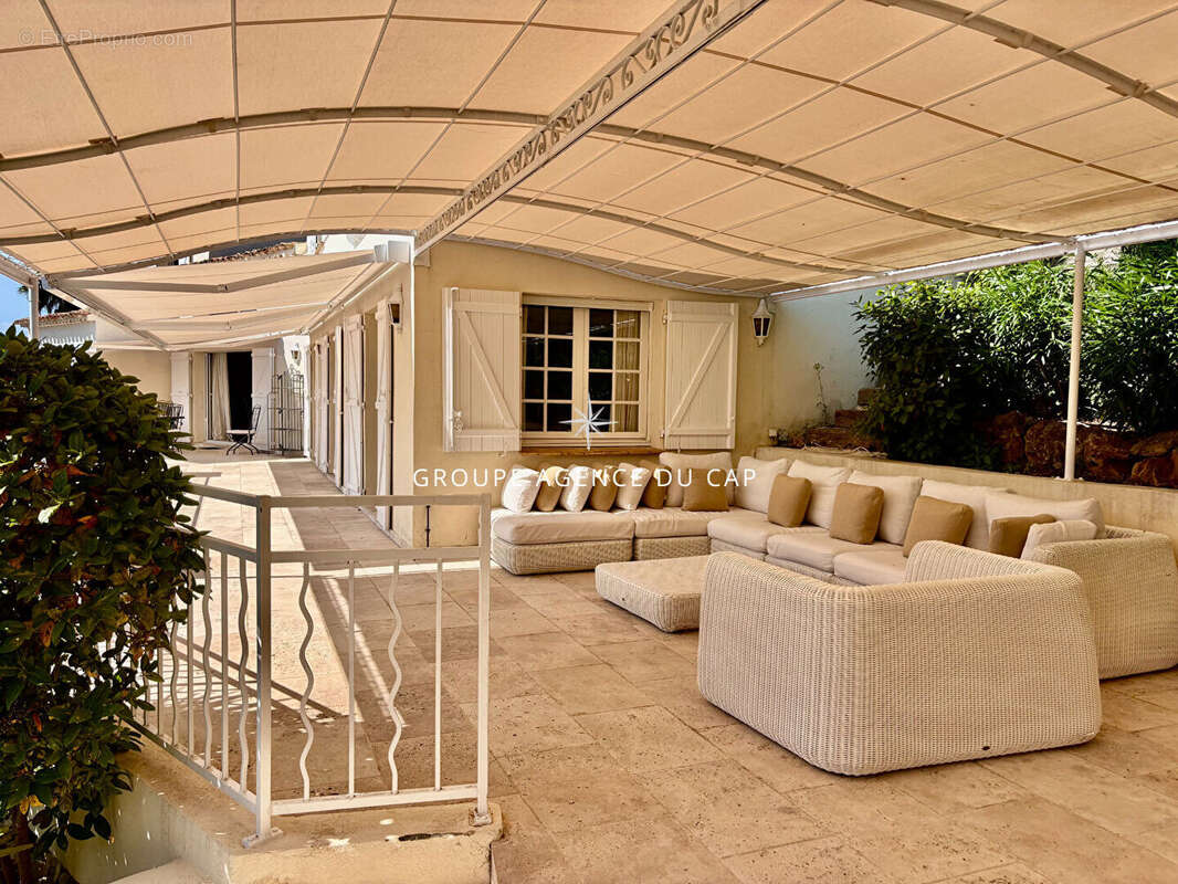 À vendre villa beaux volumes 6 chambres vue mer sud-ouest parkings aux issambres - photo 17