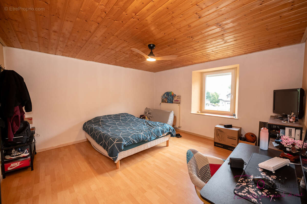 Maison de caractere offrant de beaux volumes - photo 18