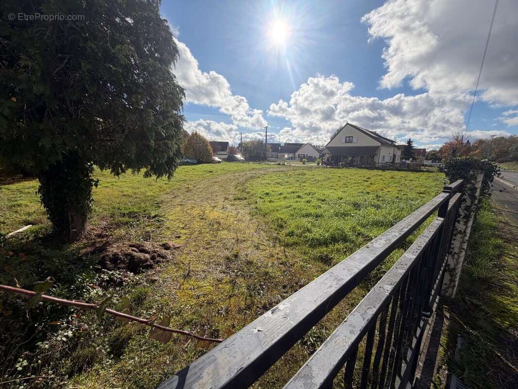 Terrain à POILLY-LEZ-GIEN