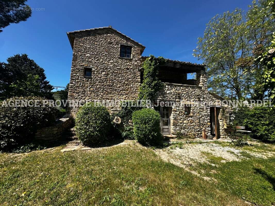 Maison à LES PILLES
