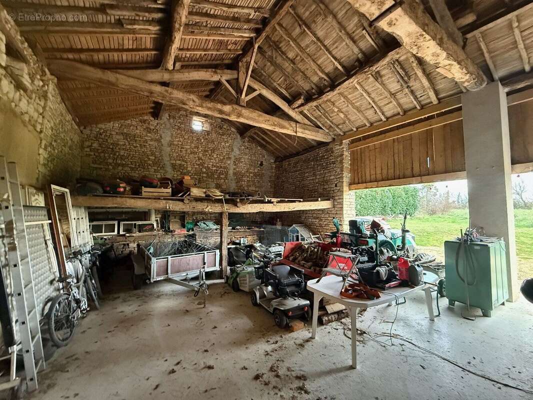 Grande ferme en pierre rénovée avec terrain et dépendances - photo 13
