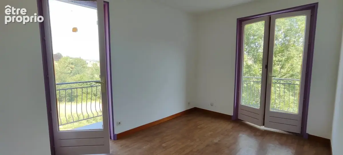 Une maison familiale au calme, avec vue et beau potentiel - photo 8