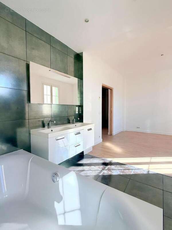   - Appartement à CANNES