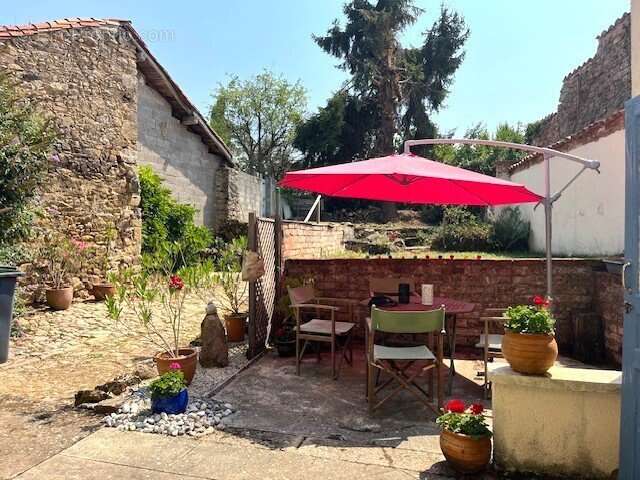 Maison à LES SALLES-LAVAUGUYON