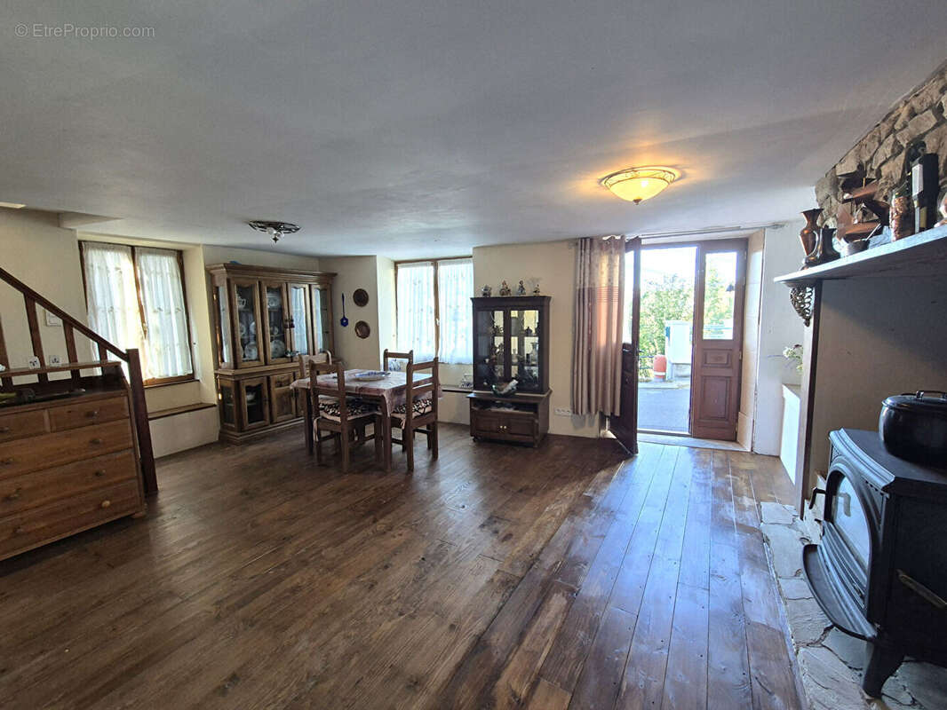 CORRÈZE. TREIGNAC. Maison en pierre avec 2 chambres. Vue imprenable. - photo 3