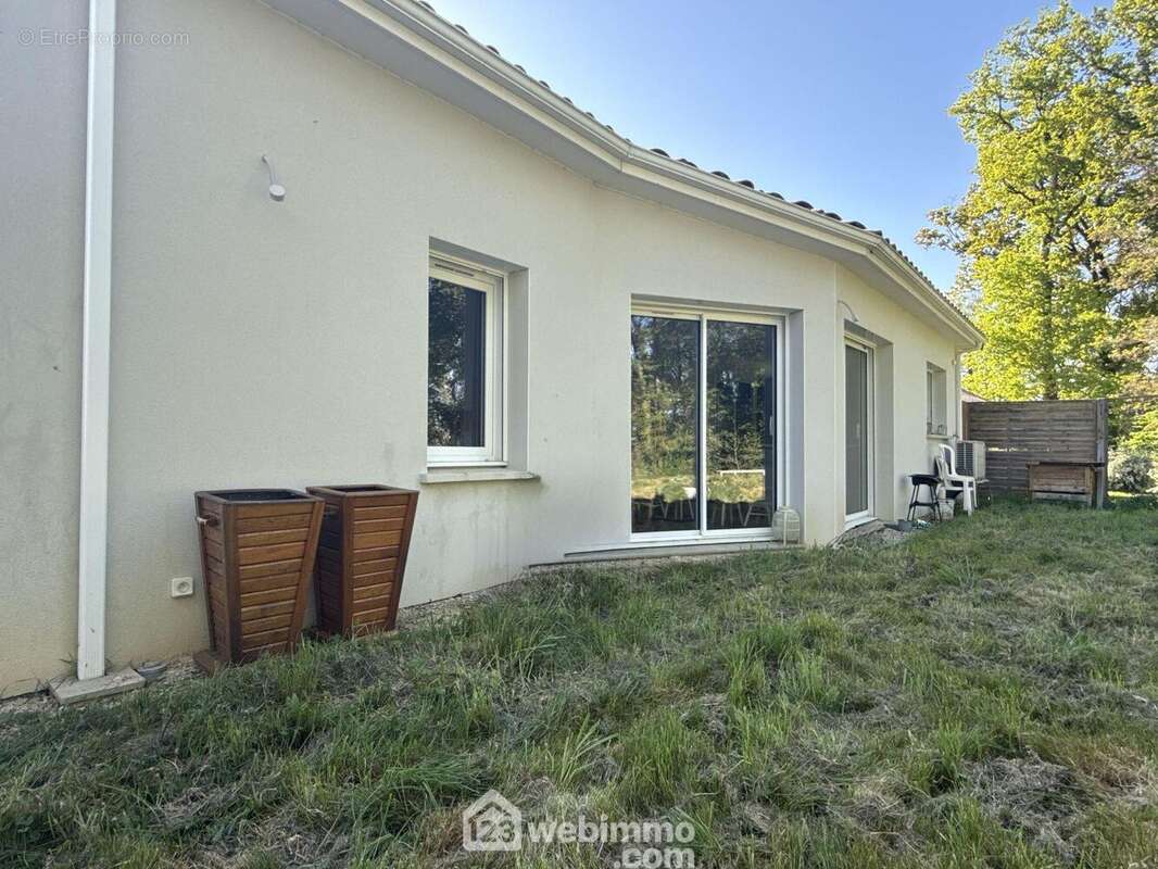Avec accès direct au jardin, - Maison à BIARD