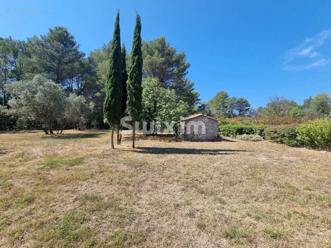 Propriété avec 2 maisons sur un grand terrain et piscine - photo 3