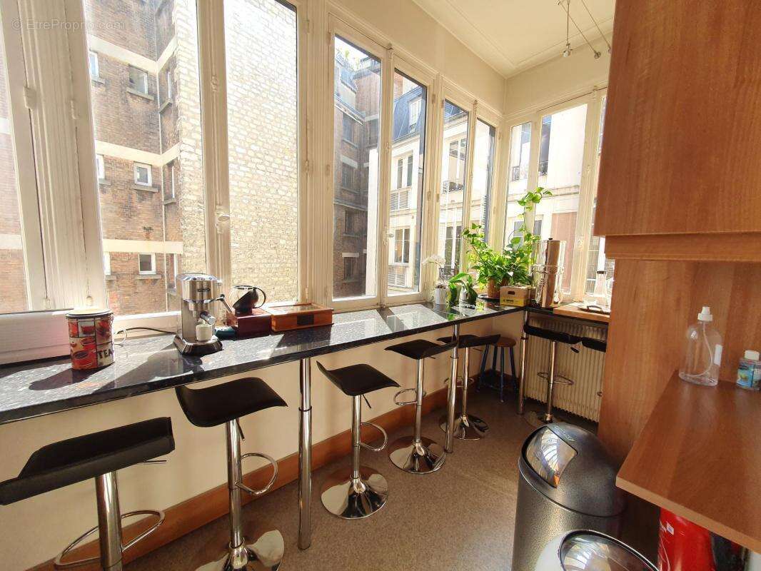 Commerce à PARIS-9E