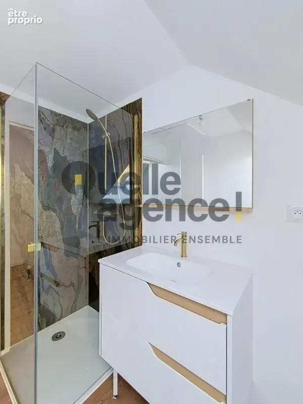  PLOUIGNEAU – Maison familiale entièrement rénovée - 3 chambres avec grand jardin - photo 9