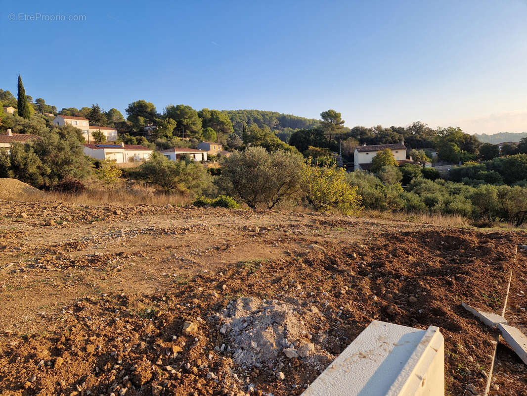 Terrain à LORGUES