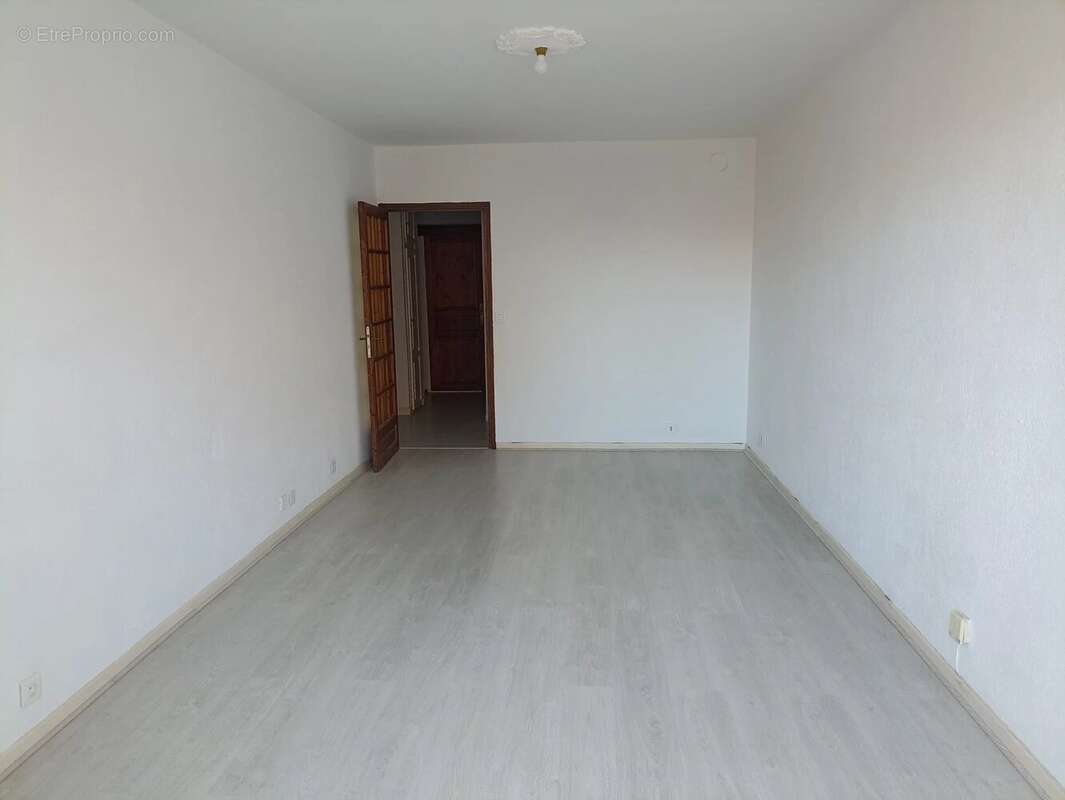 Appartement à SAINT-LAURENT-DU-VAR