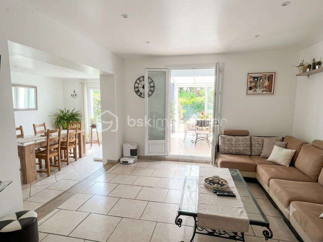 OLLIOULES – FAVEYROLLES - Maison familiale T9 de 160 m² avec annexes, piscine et terrain de 2 000 m² - photo 12