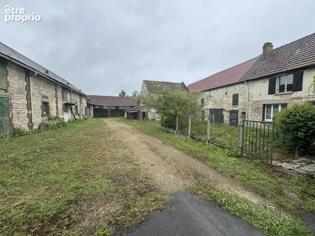 Corps de ferme habitable avec dépendances a rénover. - photo 2