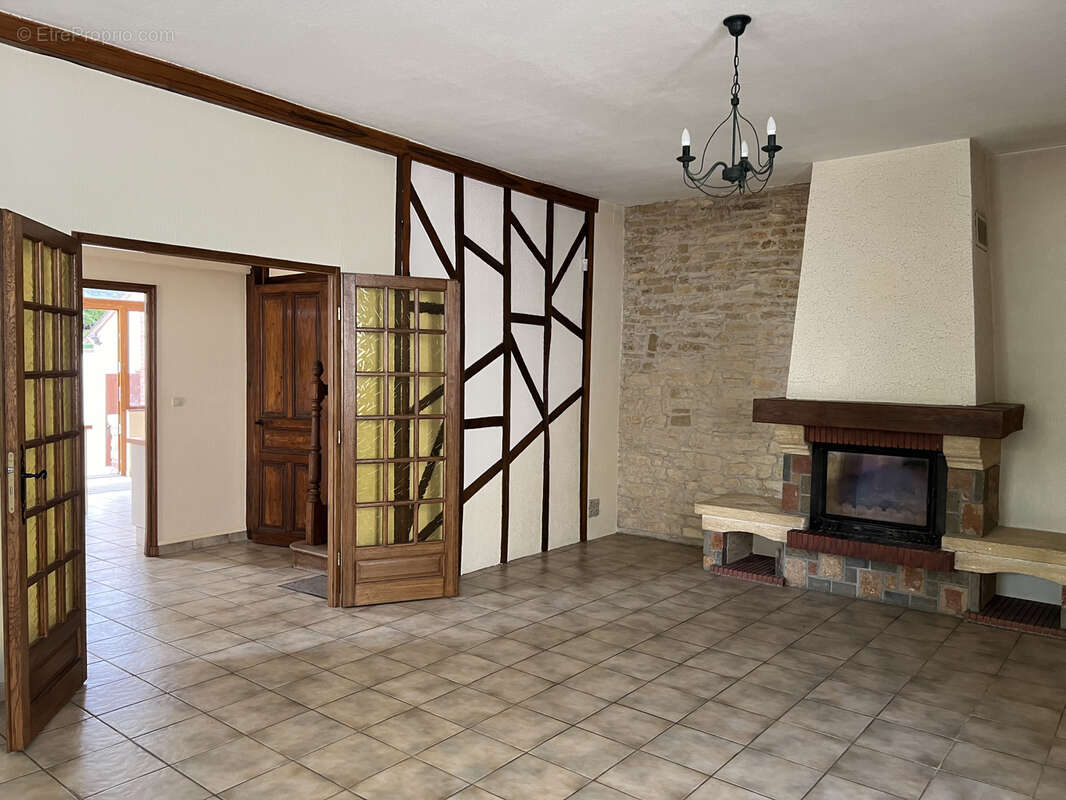 Maison de village en pierres sur cour et jardin clos - photo 3