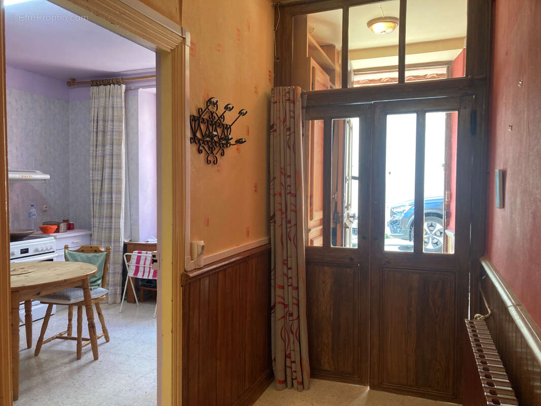 dans village vivant, charmante maison en bon état avec jardin, atelier, et garage. - photo 4