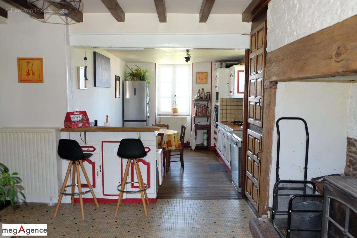 Maison à SAINT-GERMAIN-LES-VERGNES