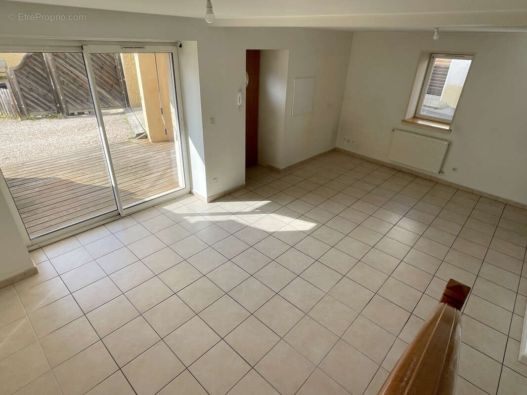 Appartement à LA TOUR-DE-SALVAGNY