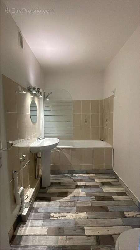 salle de bains avec WC - Appartement à PARIS-13E