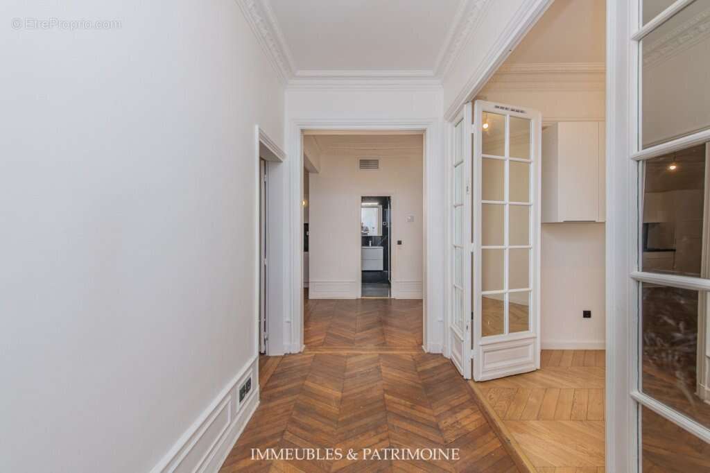 Appartement à PARIS-16E
