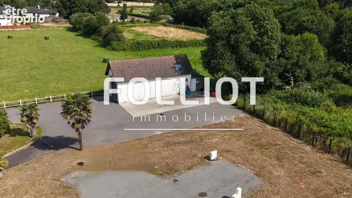 À vendre Terrain à bâtir de 558 m² avec garage de 50 m² à Saint-Planchers - photo 2