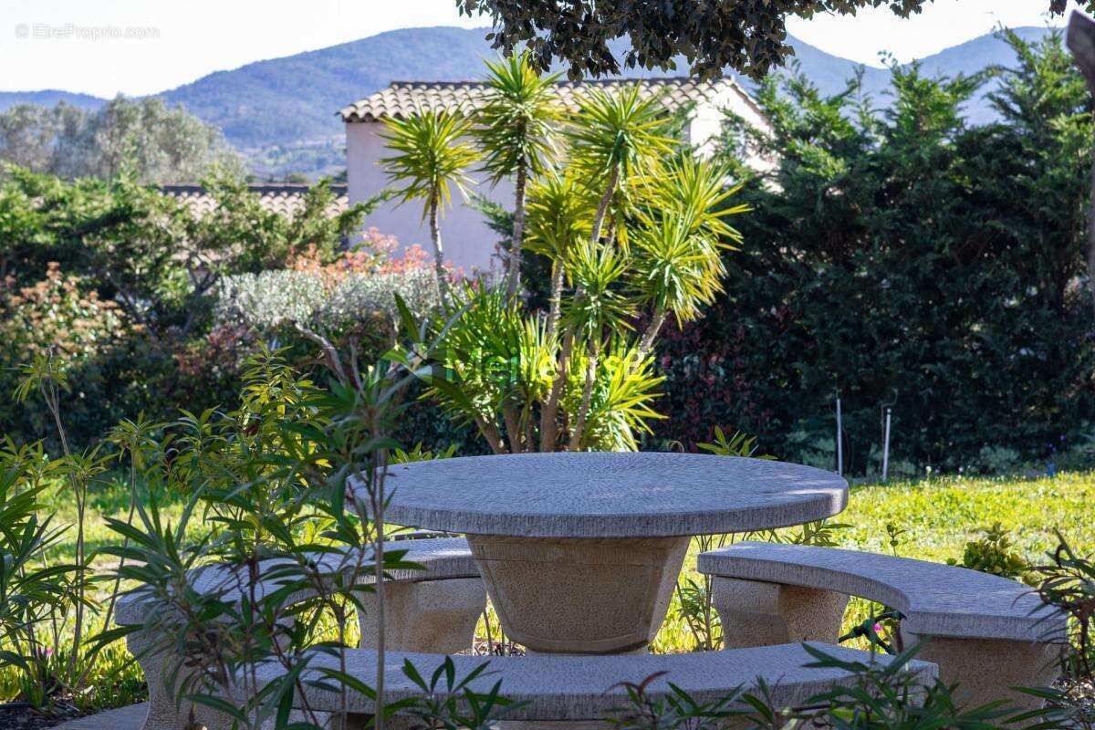 Maison à ROQUEBRUNE-SUR-ARGENS