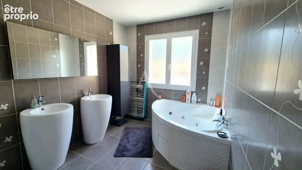 POUSSAN - Superbe villa de plain-pied  120 m² avec piscine et terrain de 1 300 m² - photo 12