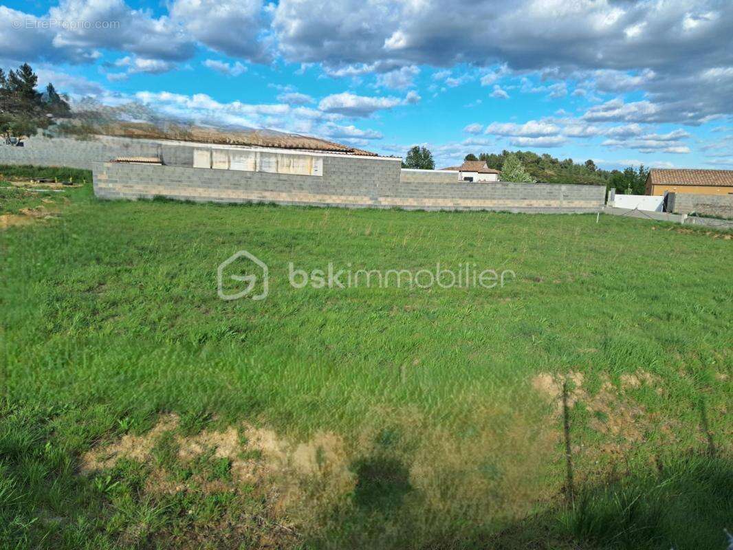 Très beau terrain constructible et viabilisé de 924m² - photo 3