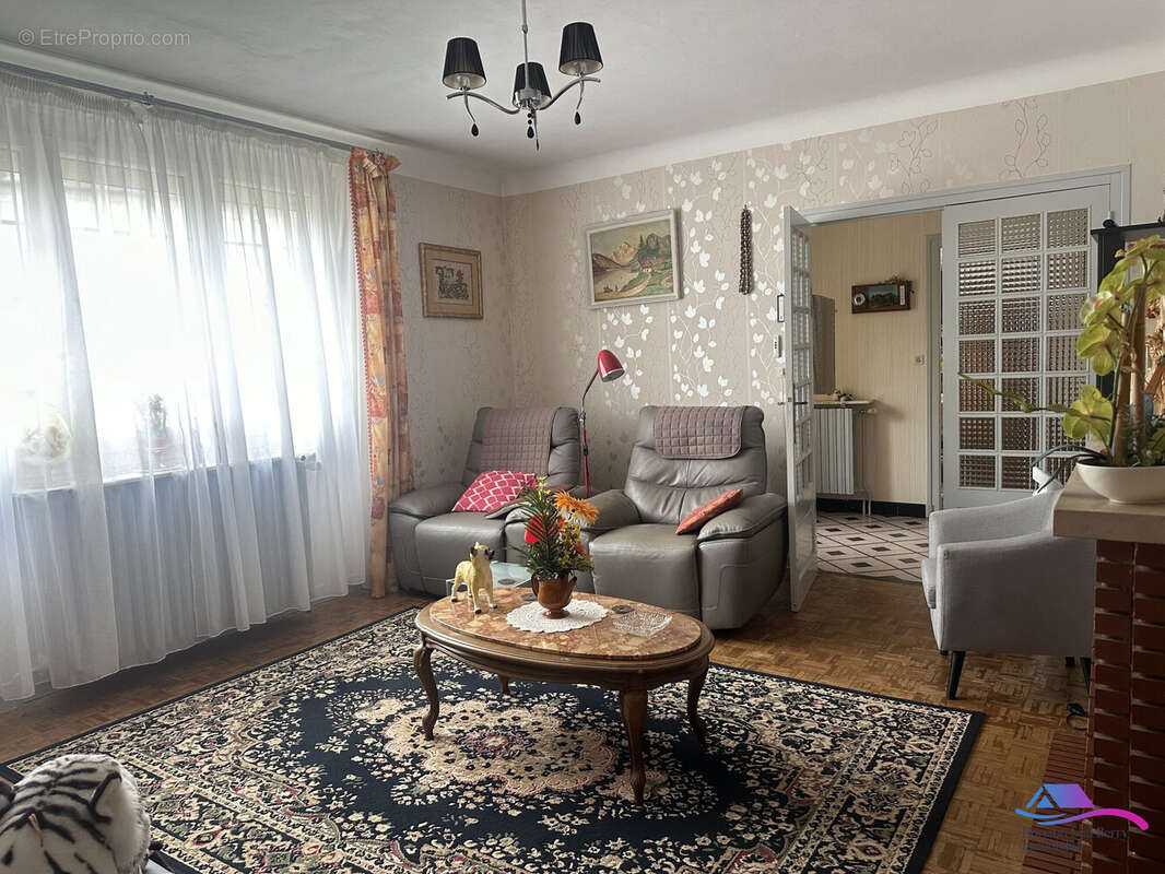 Salon - Maison à LE CHATELET