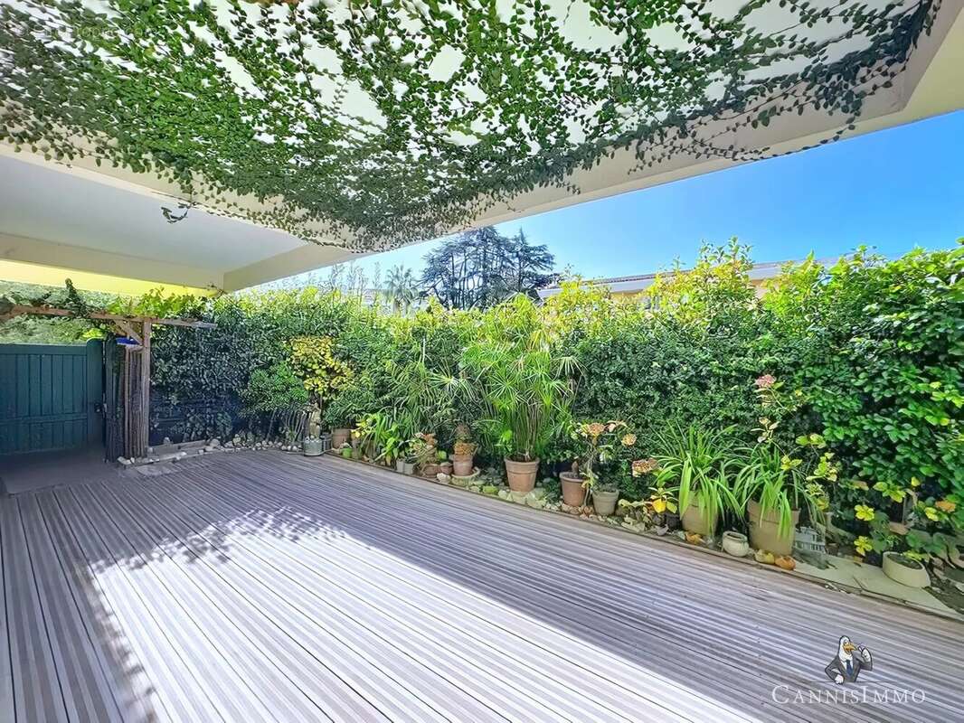 Cannes oxford, appartement 2 pieces 84 m² rénové en rez de jardin - photo 2