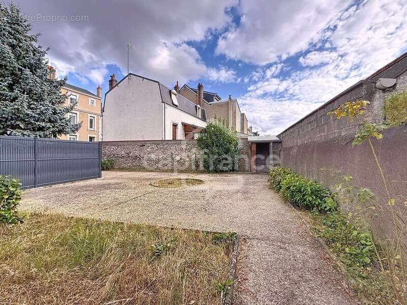 Maison Velpeau à rénover, jardin et accès voiture - photo 4