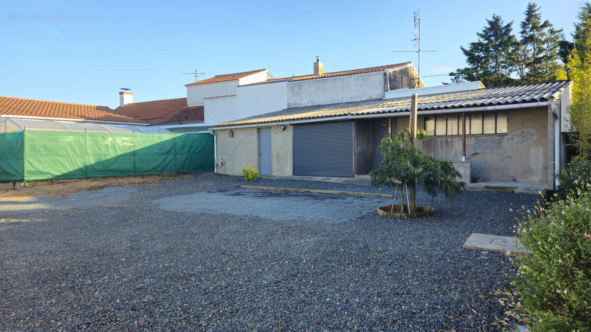 Maison de 130 m2 + dépendances sur un terrain de 650 m2 ! - photo 4