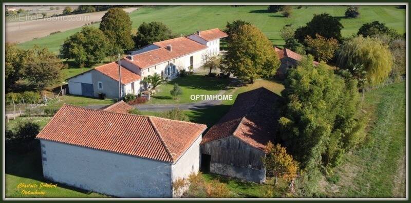 Maison à MONTMOREAU-SAINT-CYBARD