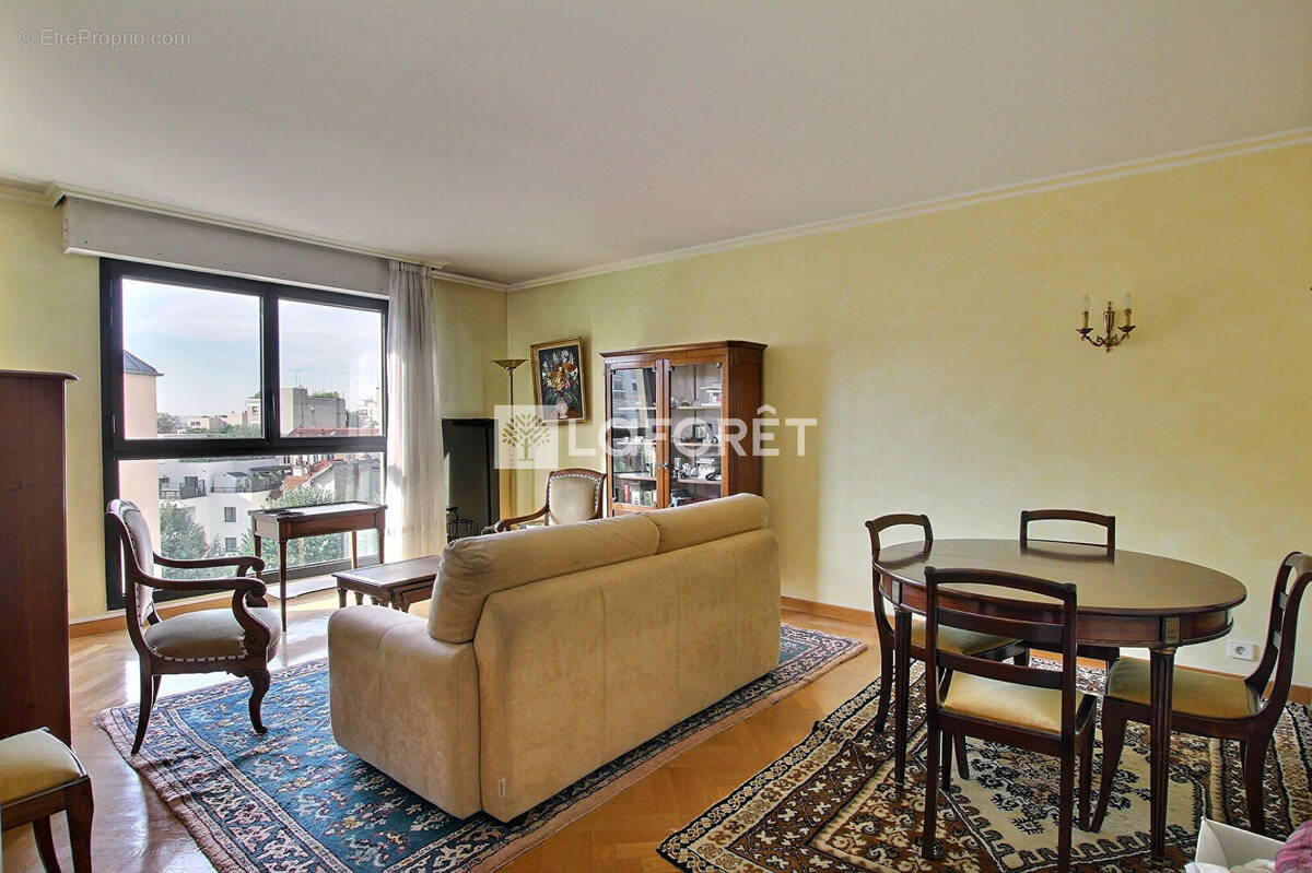 Appartement à COURBEVOIE