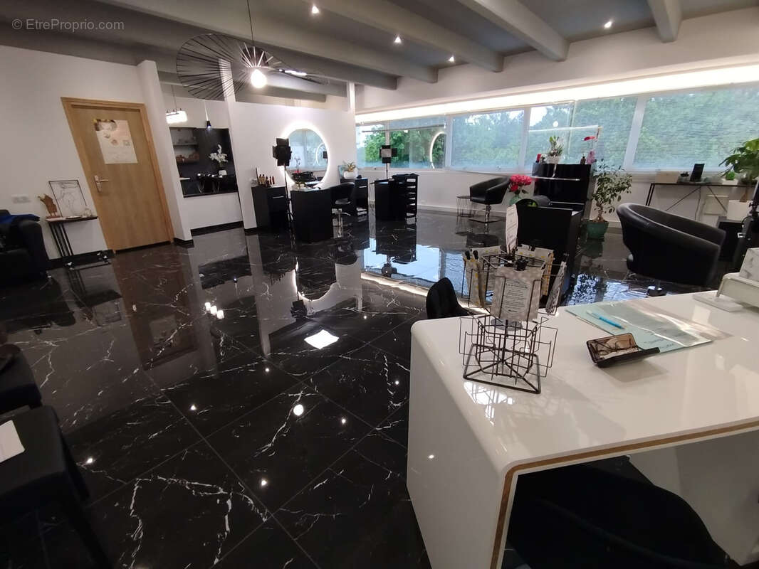 A vendre 365 000 euros des Murs commerciaux de 147 m2 - entièrement renovés avec accès ascenseur PMR - La Gaud - photo 2