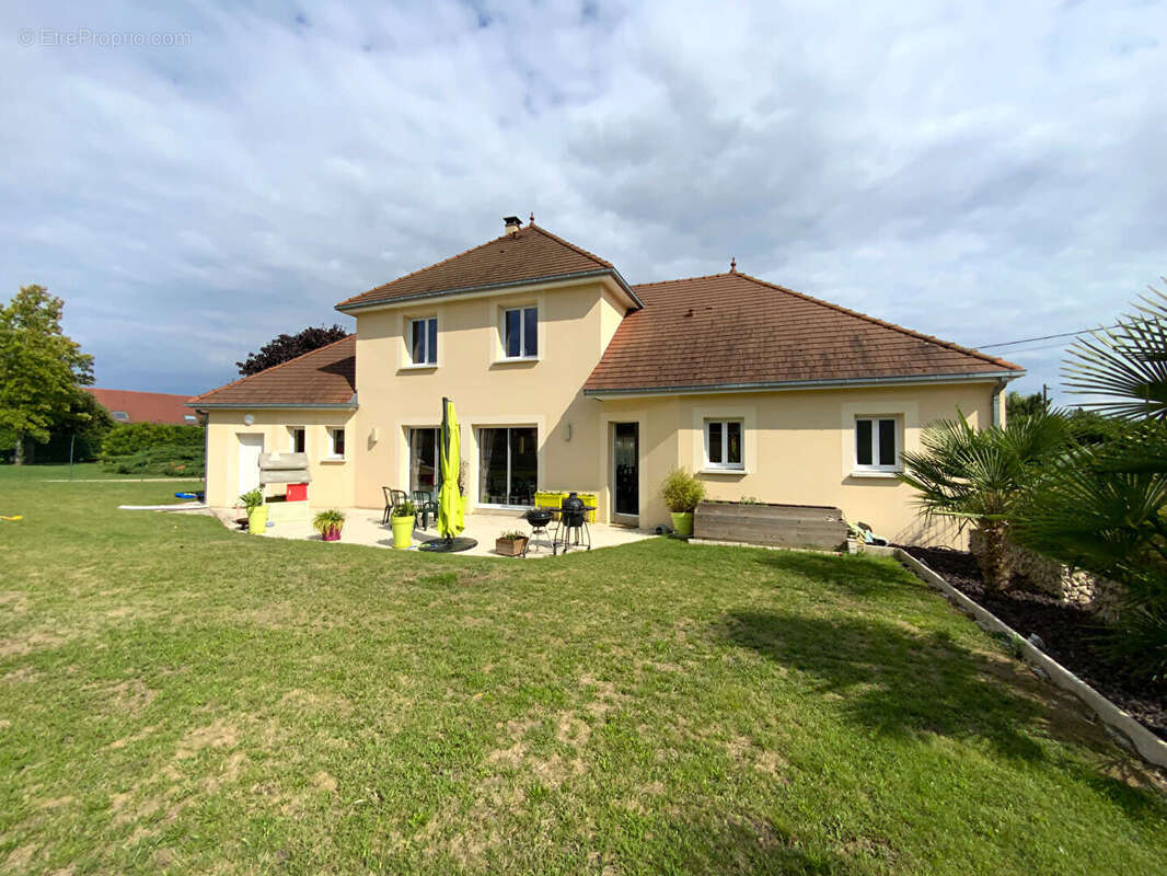 Maison à MONTAULIN