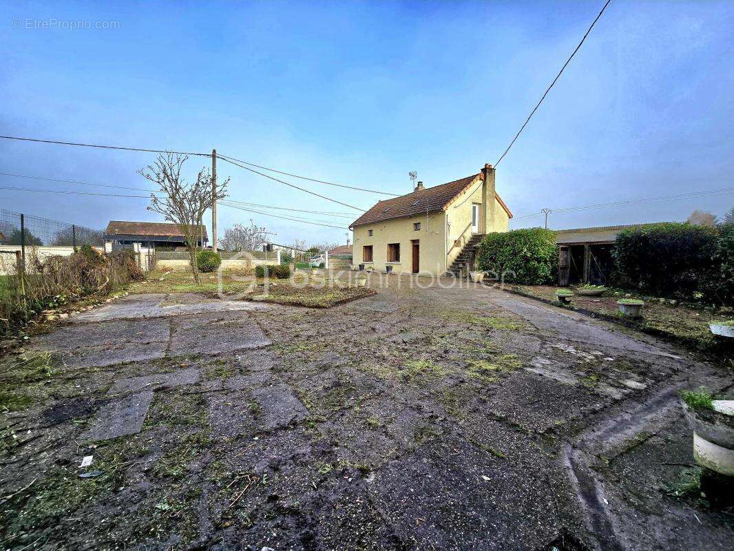 Maison à SAINT-PRIEST-BRAMEFANT